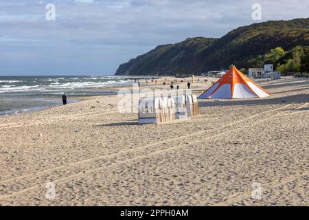 Paysage balnéaire, eau mousseuse de la mer Baltique, île Wolin, Miedzyzdroje, Pologne Banque D'Images