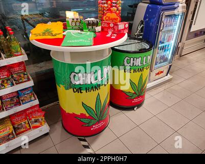 Baden-Baden, Allemagne - 01 janvier 2022 : fenêtre de magasin bio avec divers produits de cannabis légaux Banque D'Images