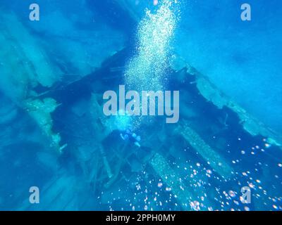 Navire coulé sous la mer. Magnifique récif corallien coloré sous-marin à la mer des Caraïbes à Honeymoon Beach sur St. Thomas, USVI Banque D'Images
