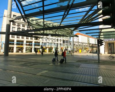 Arrêt de tram sur la Postplatz, Dresde, Allemagne Banque D'Images