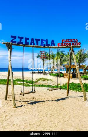 Balançoire paradisiaque romantique sur la plage de Puerto Escondido Mexique. Banque D'Images