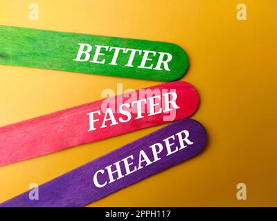 Crème glacée colorée bâton avec le mot MIEUX PLUS RAPIDE MOINS CHER sur fond jaune Banque D'Images