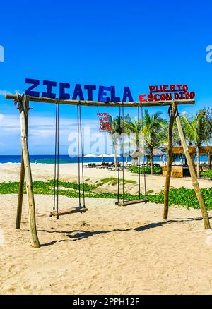 Balançoire paradisiaque romantique sur la plage de Puerto Escondido Mexique. Banque D'Images