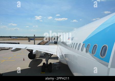 Aéroport de Francfort Allemagne 02 août 2022 - Eurowings Découvrez les avions avec escaliers passagers Banque D'Images