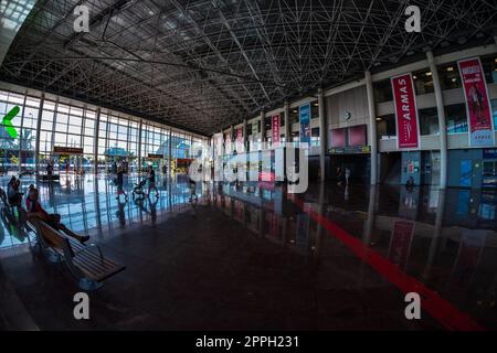 SANTA CRUZ, ÎLES CANARIES, ESPAGNE - 28 OCTOBRE 2022 : intérieur d'une gare routière moderne longue distance. Objectif fisheye. Banque D'Images