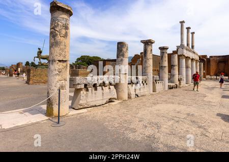 Ruines d'une ancienne ville détruite par l'éruption du volcan Vésuve en 79 après J.-C., près de Naples, vestiges de la basilique, Pompéi, Italie. Banque D'Images