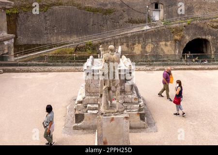 Ruines d'une ville antique détruite par l'éruption du volcan Vésuve en 79 après JC près de Naples, Statue de Marcus Nonius Balbus, Herculanum, Italie. Banque D'Images