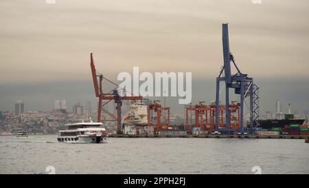 Grues au chantier naval du port de Haydarpasha, Istanbul, Turquie avec vue sur la ville en arrière-plan Banque D'Images