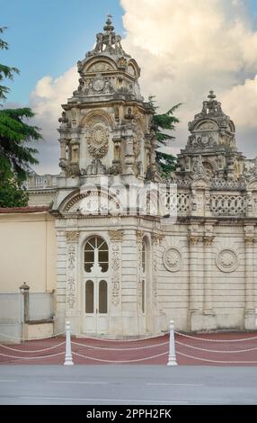 Tour d'entrée du palais ottoman Dolmabahce, adapté dans la rue Ciragan, quartier Besiktas, Istanbul, Turquie Banque D'Images