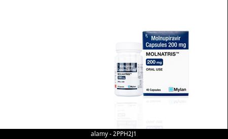 CHONBURI, THAÏLANDE-17 OCTOBRE 2022 : capsules de Molnupiravir 200 mg dans un flacon de médicament et un emballage en carton pour le traitement covid-19. Molnatris fabriqué par Mylan Laboratories sous licence Merck Banque D'Images