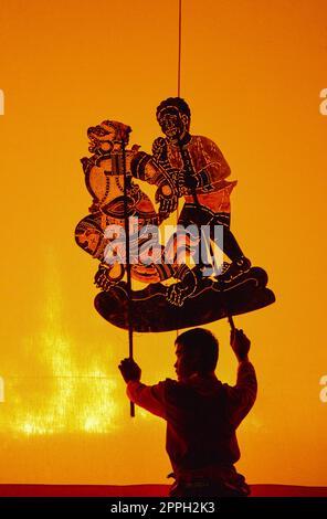 Art de marionnettes d'ombre thaïlandaise dans la province de Rachaburi, Thaïlande. Banque D'Images