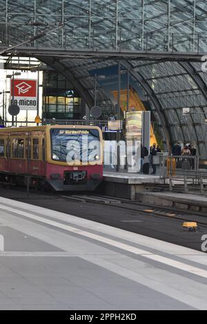 Vue verticale du train léger de berlin S7 en quittant la gare principale de Berlin, Allemagne Banque D'Images