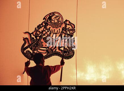 Art de marionnettes d'ombre thaïlandaise dans la province de Rachaburi, Thaïlande. Banque D'Images