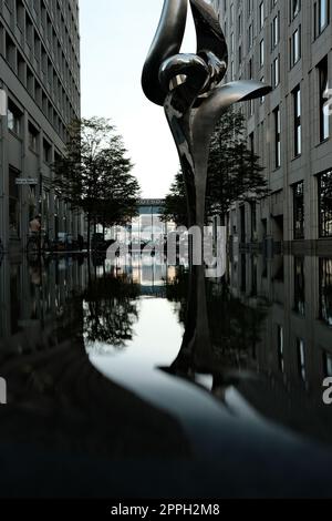 Plan vertical du reflet d'une sculpture dans l'eau près de la Potsdamer Platz Banque D'Images