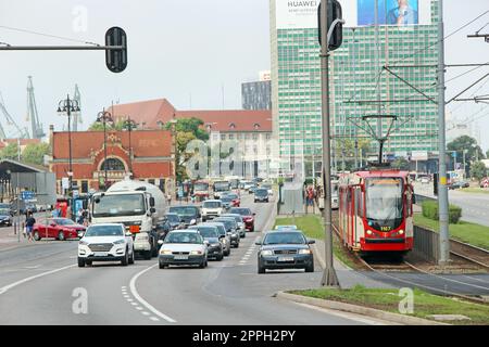 Voitures et tram au carrefour en attente du feu vert. Heure de pointe dans la ville. Banque D'Images