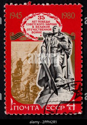 Grande guerre patriotique. Soldat soviétique sur timbre. Mémorial de guerre soviétique-parc Treptower Banque D'Images