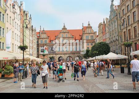 Architecture moderne à Gdansk. Heure de pointe dans la rue de la ville. Ville européenne. Banque D'Images