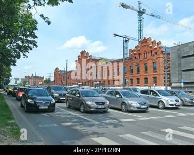 Voitures et tram au carrefour en attente du feu vert. Heure de pointe dans la ville. Banque D'Images