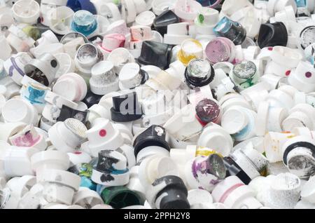 Un modèle d'un grand nombre de buses utilisées et de s'encrasser les aérosols avec peinture en aérosol. Texture de fond de la rue, art du dessin graffiti sur les murs Banque D'Images