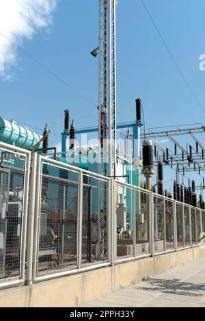 Les transformateurs électriques haute tension à une centrale électrique. Banque D'Images