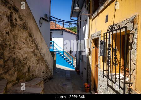 Rues et maisons colorées à Cudillero, Asturies, Espagne Banque D'Images