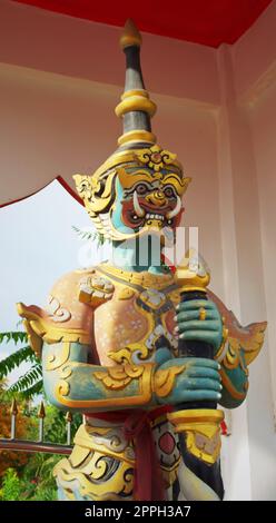 Statue de la garde du démon au temple de Wat Suwankiriket, à Phuket, en Thaïlande Banque D'Images