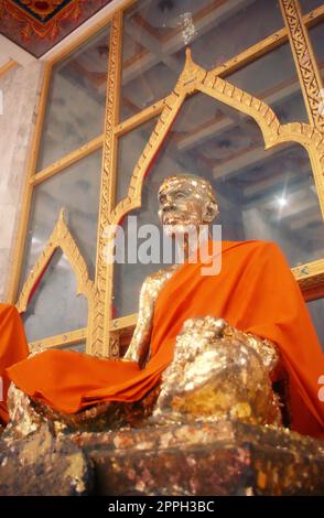 Statue en or d'un moine bouddhiste au temple Wat Chalong, situé à Phuket, Thaïlande. Banque D'Images