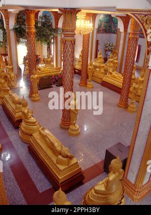 Statues en or de Bouddha dans différentes positions dans le hall principal du temple Wat Chalong, situé à Phuket, Thaïlande. Banque D'Images