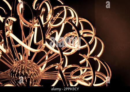 Abstract formes courbes sur une lampe en acier inoxydable. Banque D'Images