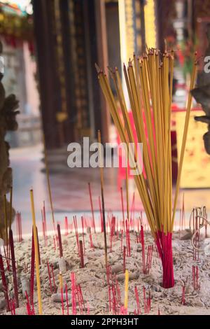 Des bâtons d'encens brûlant dans un temple bouddhiste chinois à Saigon, au Vietnam. Banque D'Images