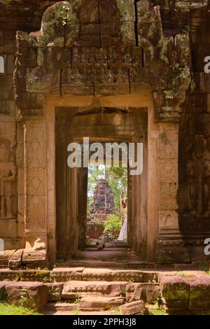 Porte en pierre menant à la cour principale du temple de Banteay Kdei, dans le complexe d'Angkor Wat près de Siem Reap, au Cambodge. Banque D'Images