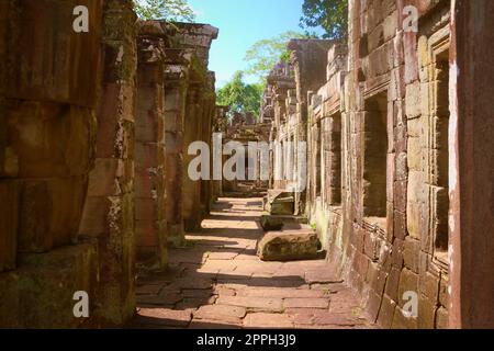 Galerie intérieure des ruines du temple Banteay Kdei, dans le complexe Angkor Wat près de Siem Reap, au Cambodge. Banque D'Images