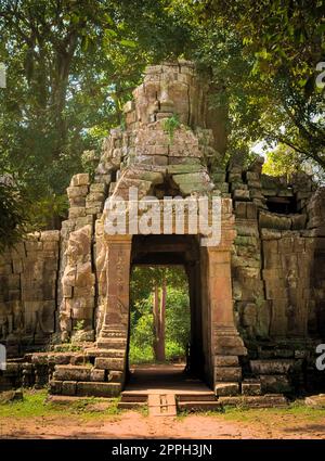 Tour en pierre au-dessus de la porte d'entrée extérieure du temple Ta Prohm, situé dans le complexe Angkor Wat près de Siem Reap, au Cambodge. Banque D'Images