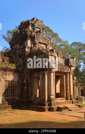 Porte orientale du temple Ta Keo, ancien temple khmer du Xe siècle situé dans le complexe d'Angkor près de Siem Reap, au Cambodge. Banque D'Images