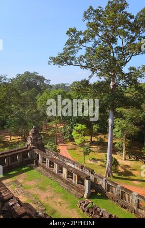 Ta Keo temple-montagne, un ancien temple khmer situé dans le complexe d'Angkor près de Siem Reap, Cambodge. Vue du mur extérieur depuis la tour principale, direction nord-ouest. Banque D'Images