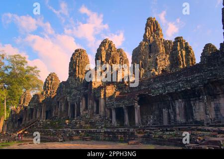 Des tours en pierre massives au temple de Bayon, situé à Angkor, au Cambodge, la capitale ancienne de l'empire khmer. Vue depuis la galerie intérieure du nord. Banque D'Images