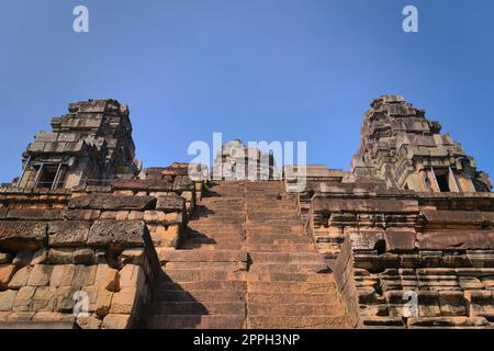 Ta Keo temple-montagne, un temple khmer construit au Xe siècle situé dans le complexe d'Angkor près de Siem Reap, au Cambodge. Escalier sud. Banque D'Images