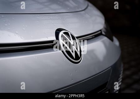 Un gros plan du logo Volkswagen à l'avant du véhicule. Banque D'Images