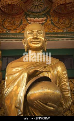 Statue dorée d'un moine bouddhiste dans un temple de Siem Reap, au Cambodge. Banque D'Images