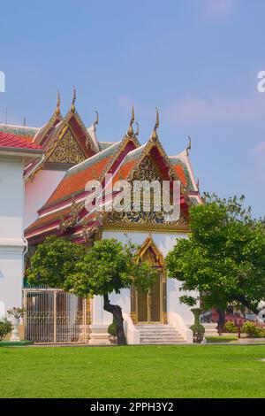 Temple de Wat Benchamabophit, situé à Bangkok, Thaïlande, également connu sous le nom de Temple de marbre. Entrée arrière. Banque D'Images