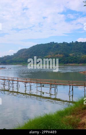 Pont en bambou au-dessus de la rivière Nam Khan, au confluent du Mékong à Luang, Prabang, Laos. Banque D'Images