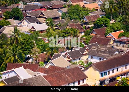 Toits typiques d'asie de l'est vus d'en haut. Vue élevée de la ville de Luang Prabang, Laos, du Mt. Phou Si. Banque D'Images