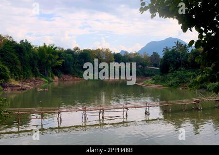 Pont en bambou au-dessus de la rivière Nam Khan, au confluent du Mékong à Luang Prabang, au Laos. Banque D'Images