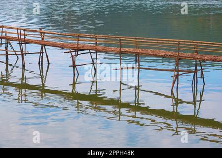 Pont en bambou au-dessus de la rivière Nam Khan, au confluent du Mékong à Luang Prabang, au Laos. Banque D'Images