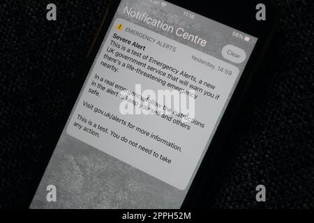 Le tout premier test d'alerte d'urgence reçu par tous les téléphones mobiles en grande-bretagne sur un écran iphone avril 2023 Banque D'Images