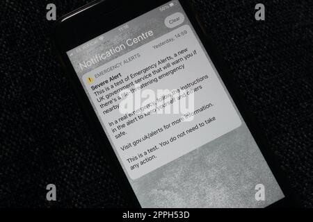 Le tout premier test d'alerte d'urgence reçu par tous les téléphones mobiles en grande-bretagne sur un écran iphone avril 2023 Banque D'Images