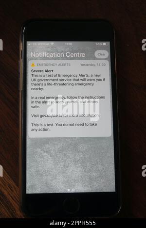 Le tout premier test d'alerte d'urgence reçu par tous les téléphones mobiles en grande-bretagne sur un écran iphone avril 2023 Banque D'Images