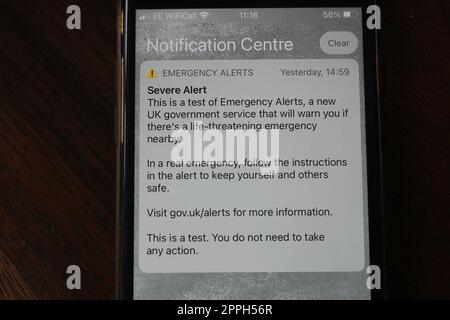 Le tout premier test d'alerte d'urgence reçu par tous les téléphones mobiles en grande-bretagne sur un écran iphone avril 2023 Banque D'Images
