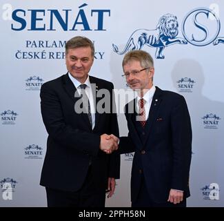 Prague, République tchèque. 24th avril 2023. Le président du Sénat tchèque Milos Vystrcil (à droite) entre la main et Denis Zvizdic, président du Conseil des ministres de Bosnie-Herzégovine lors du petit déjeuner de travail des représentants des Etats candidats à l'UE, des délégations des parlements de Bosnie-Herzégovine, du Monténégro, de Moldova, de Macédoine du Nord, de Serbie et du Conseil suprême d'Ukraine à Prague, République tchèque, 24 avril 2023. Crédit : Michal Krumphanzl/CTK photo/Alay Live News Banque D'Images