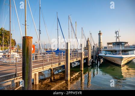 Vue pittoresque des navires amarrés au port de Lindau sur le lac Bodensee en Allemagne Banque D'Images